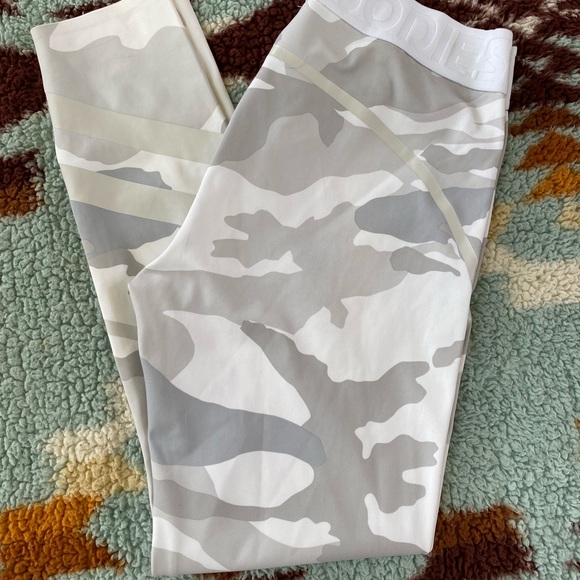 Better Bodies Chelsea white camo leggings - Picture 2 of 3